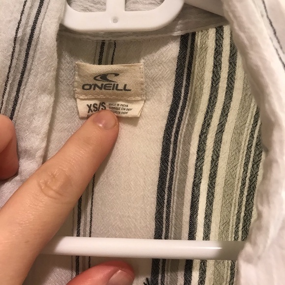 🦇 O’Neill Alamo Woven Top button up - Picture 5 of 5